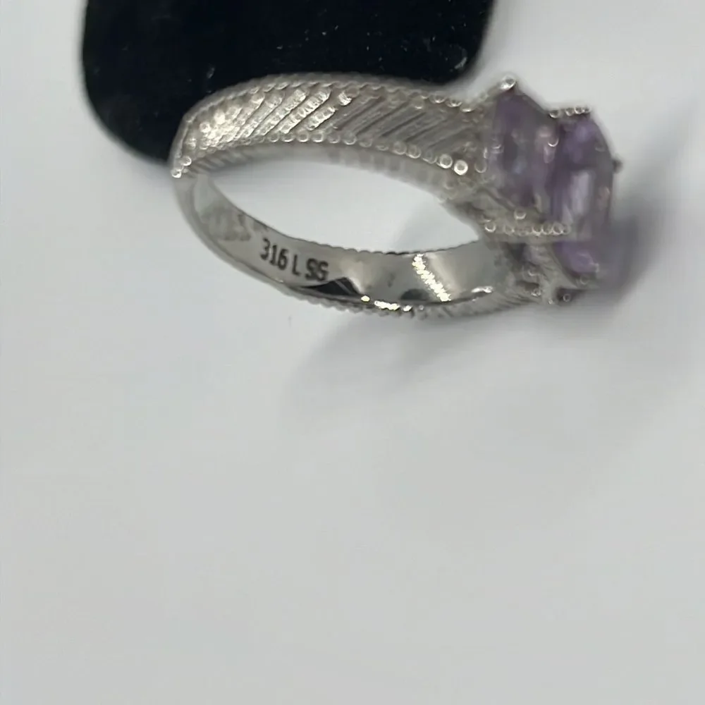 Beautiful Vintage Silver Ring With Purple Stones